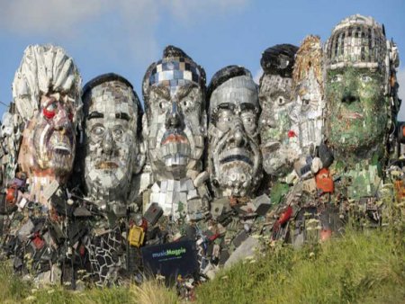 Mount Recyclemore: Cum arată liderii G7 făcuți din deșeuri electronice