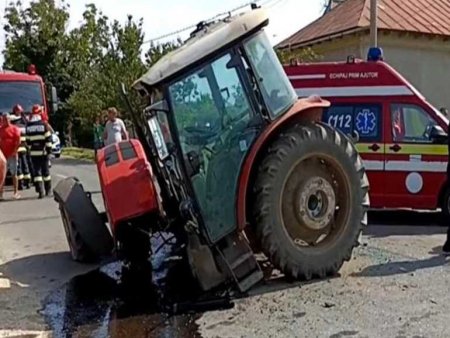 Tractor rupt în două de un BMW: 2 adulți și un copil au ajuns la spital