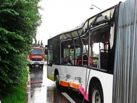 Un camion s-a izbit de un autobuz în Germania: Un mort și 13 răniți