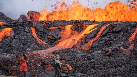 Un vulcan a erupt în apropierea capitalei Islandei cu jeturi de lavă și gaze toxice emise în atmosferă