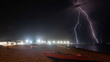 O familie întreagă a fost lovită de fulger pe o plajă din Italia