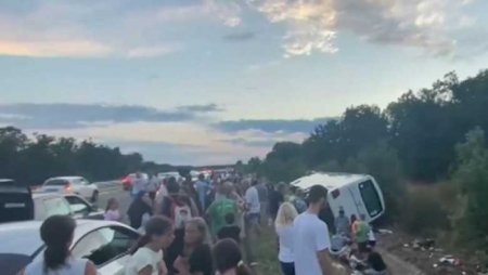 Un autocar în care erau copii care veneau de la un festival de folclor s-a răsturnat în Bulgaria. 12 pasageri au ajuns la spital